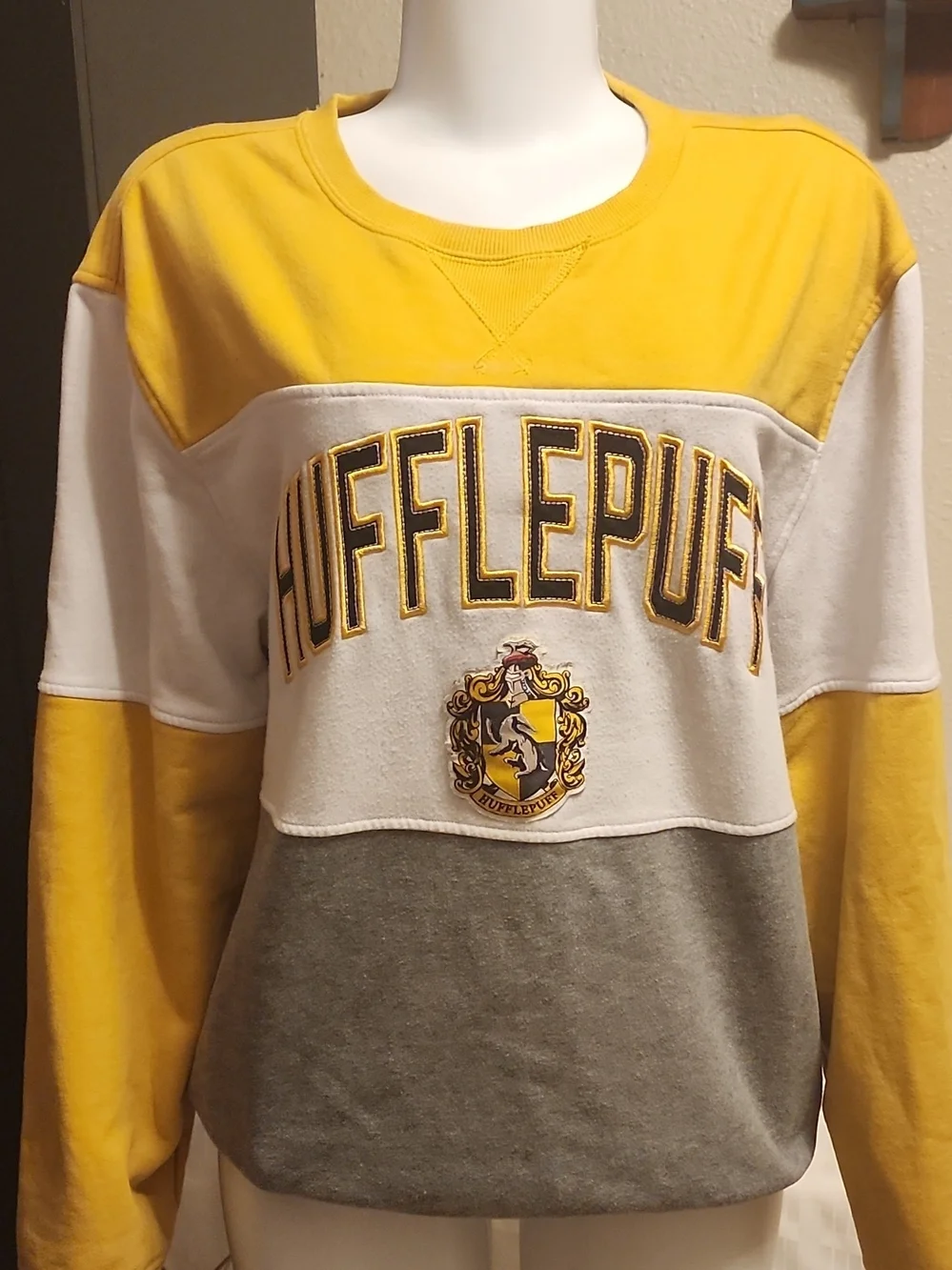 Universal Studios Hufflepuff Colorblock Crewneck Sweatshirt L